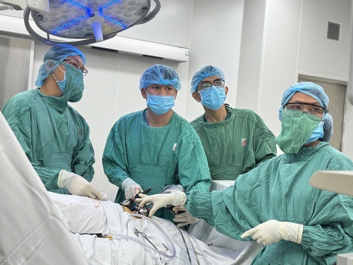 Ê kíp y bác sĩ phẫu thuật cho bệnh nhân. Ảnh: NLĐ.