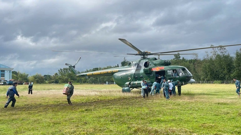 Trực thăng Trung đoàn Không quân 917, Sư đoàn 370, Quân chủng Phòng không-Không quân bay bảy chuyến vận chuyển 20 tấn hàng đến bà con vùng lũ. Ảnh: Nhân Dân