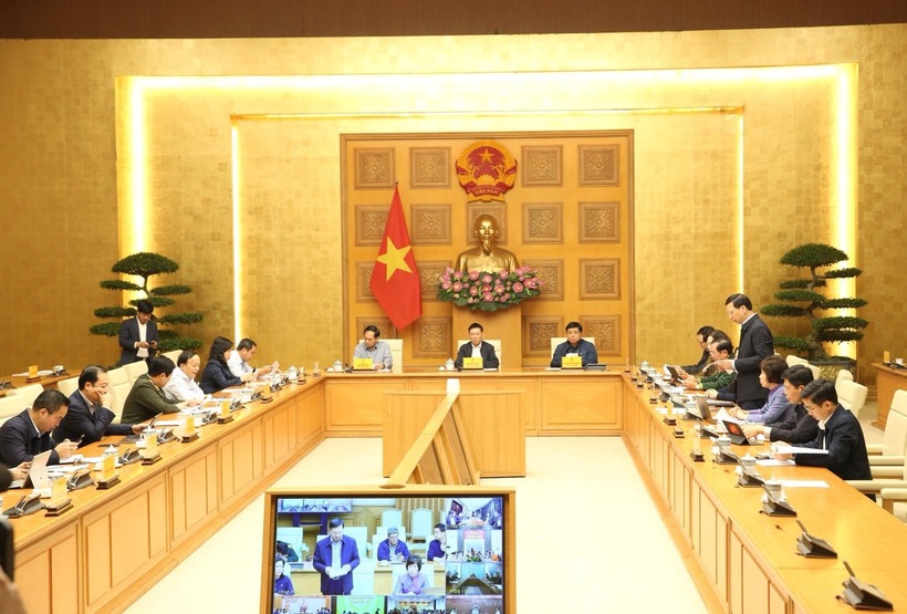 Các Phó Thủ tướng Chính phủ, lãnh đạo các bộ ngành, địa phương, cơ quan, Ban Chỉ đạo Phòng thủ dân sự Quốc gia tham dự cuộc họp tại điểm cầu trụ sở Chính phủ (Ảnh: VGP).