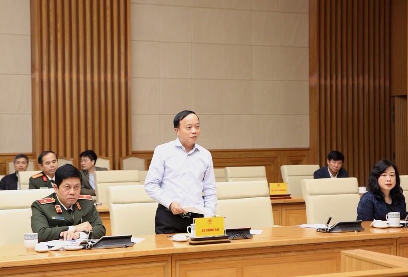 Thứ trưởng Bộ Công an Đặng Hồng Đức báo cáo tại cuộc họp (Ảnh: VGP).