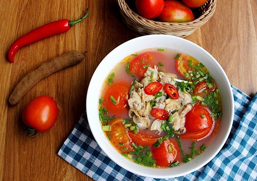 Từ việc tạo vị ngọt umami tự nhiên, khử mùi tanh, cân bằng độ béo cho đến việc kích thích thị giác, cà chua thực sự là "linh hồn" không thể thay thế trong nhiều món ăn Việt.