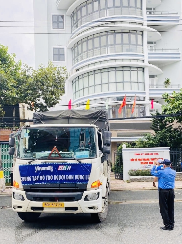 Những chuyến xe dinh dưỡng của Vinamik đã có mặt ở Mặt trận Tổ quốc và cơ quan báo – đài địa phương, kịp thời tiếp ứng dinh dưỡng cho bà con vùng lũ - Ảnh: Vi Nam