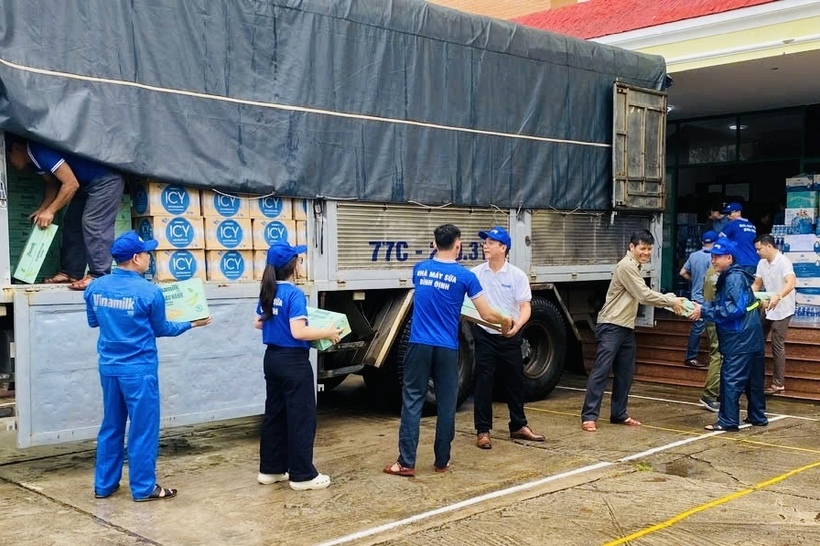 Hàng trăm nghìn sản phẩm Vinamilk được trao tặng cùng nhiều yêu thương và mong muốn đồng bào vùng lũ sớm phục hồi hậu thiên tai - Ảnh: Vi Nam