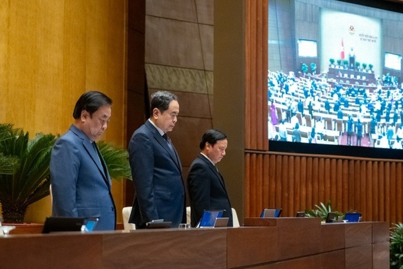 Quốc hội tưởng niệm các nạn nhân bị thiệt mạng do thiên tai, bão lũ gây ra (Ảnh: Phạm Thắng).