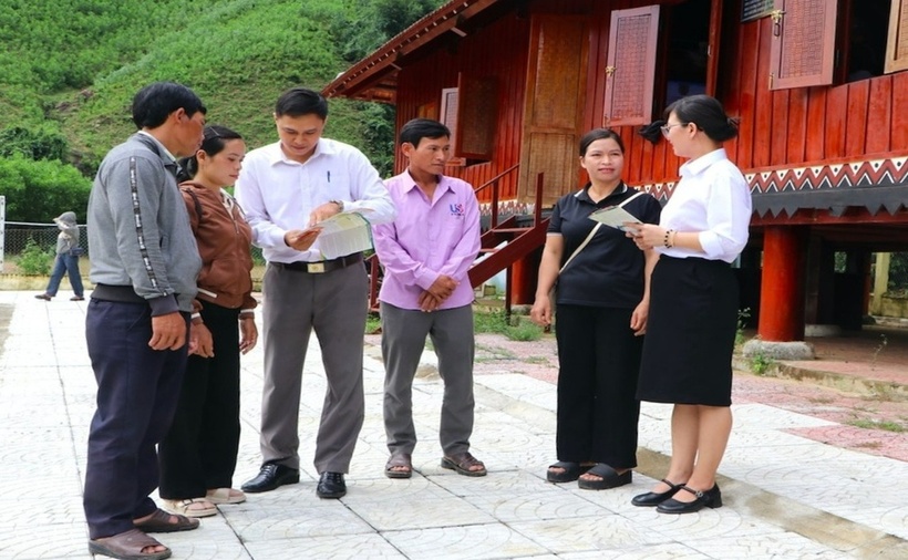 Cán bộ Trung tâm Trợ giúp pháp lý Nhà nước số 1 tỉnh Quảng Ngãi tuyên truyền, tư vấn kiến thức trợ giúp pháp lý cho người dân vùng đồng bào DTTS và miền núi. (Ảnh: Đ.H.)