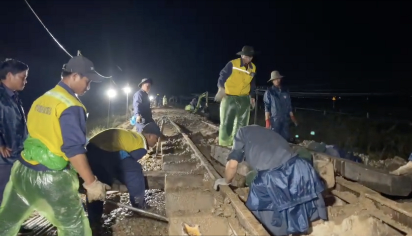 Các cán bộ công nhân viên đường sắt đã nỗ lực khắc phục ngày đêm bằng nhiều biện pháp cụ thể như: xử lý kéo đá, chèn đường, vá tuyến