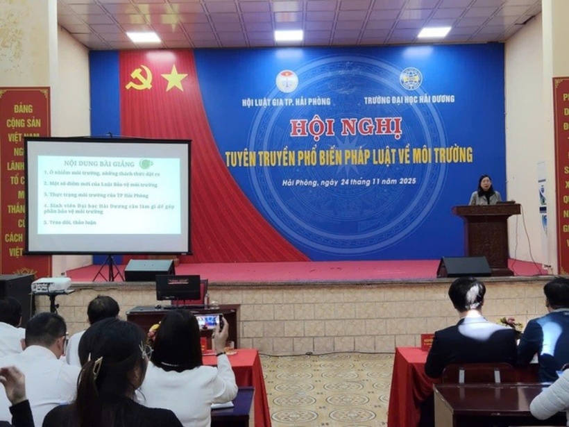 Bà Nguyễn Thị Mai - Chủ tịch Hội Luật gia Tp.Hải Phòng phát biểu tại hội nghị.