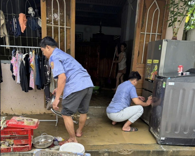 Cán bộ công nhân viên ga Cây Cầy hỗ trợ dọn dẹp nhà đồng nghiệp sau lũ