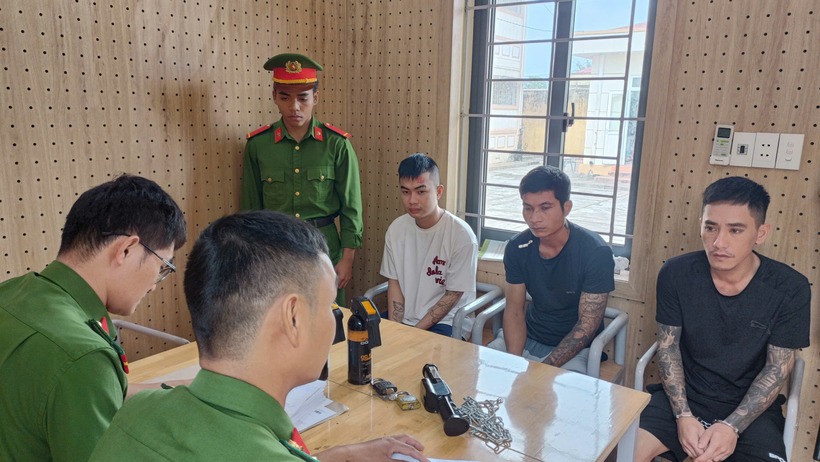 Nhóm đối tượng chăn dắt, tra tấn nữ nhân viên nếu "không nghe lời". Ảnh: Báo Người lao động.