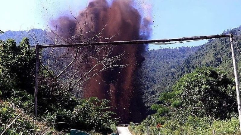 Lực lượng chức năng đã hủy nổ thành công quả bom nặng khoảng 1,2 tấn. Ảnh: Nhân Dân.