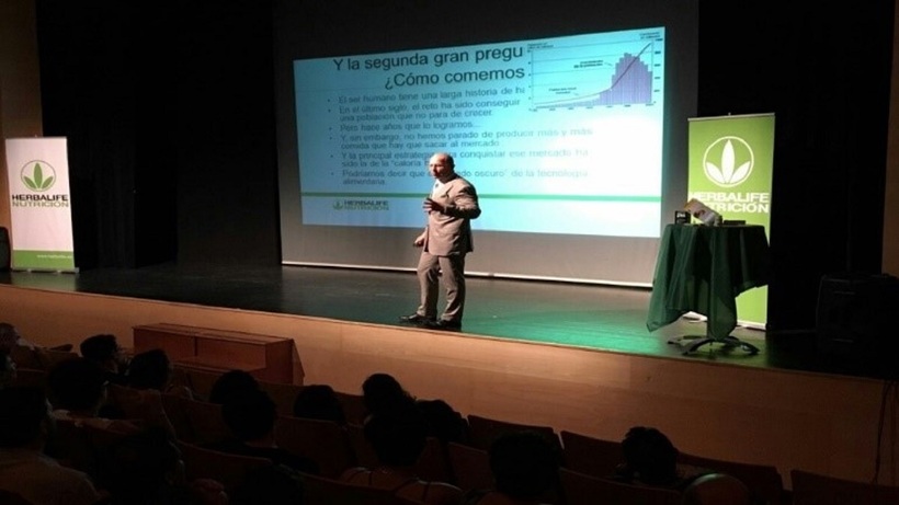 Tiến sĩ Julián Álvarez, chuyên gia dinh dưỡng thể thao từ Herbalife trình bày kiến thức và kinh nghiệm quốc tế trong buổi đào tạo về chế độ dinh dưỡng khoa học cho VFF và VOC