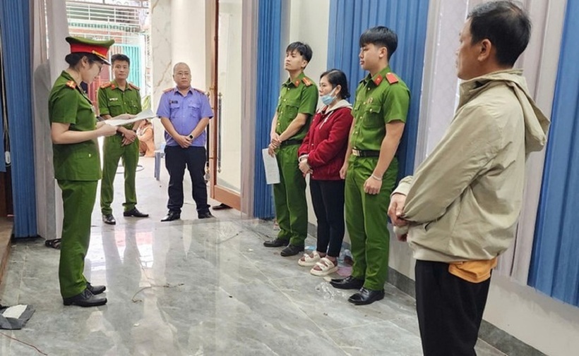 Nguyễn Thị Hồng Thảo (áo đỏ) nghe lực lượng chức năng đọc lệnh bắt tạm giam