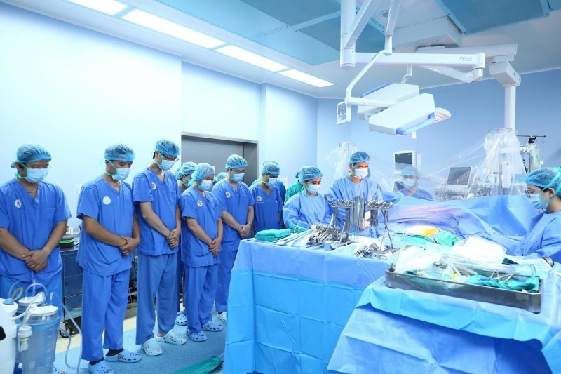 Các bác sĩ tri ân và tưởng nhớ nghĩa cử hiến tạng cao đẹp của bệnh nhân chết não. Ảnh: An ninh Thủ đô.