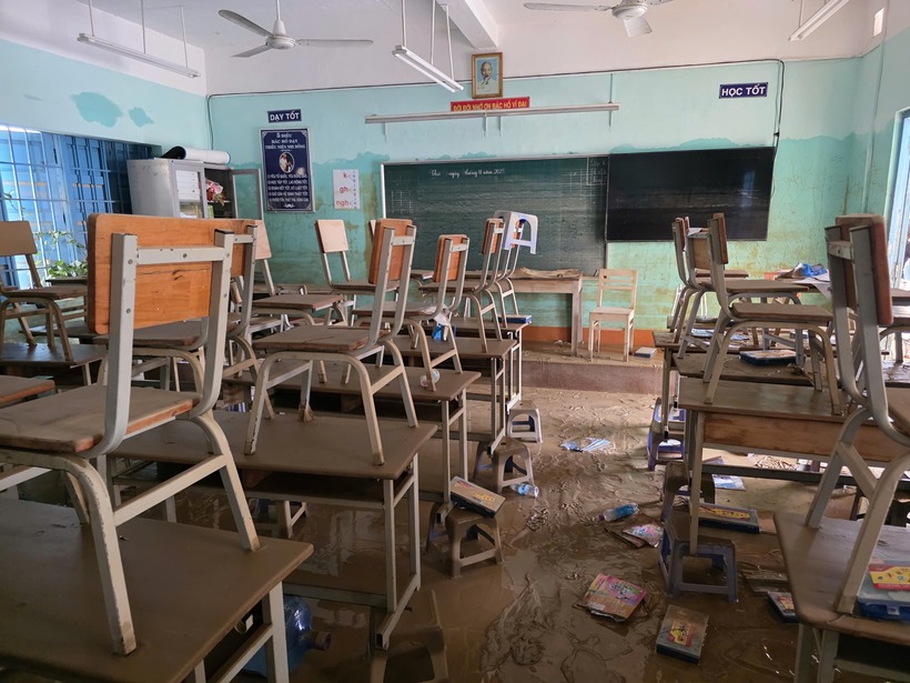 Các phòng học vẫn còn loang lổ bùn đất. Ảnh: Báo Thanh niên.
