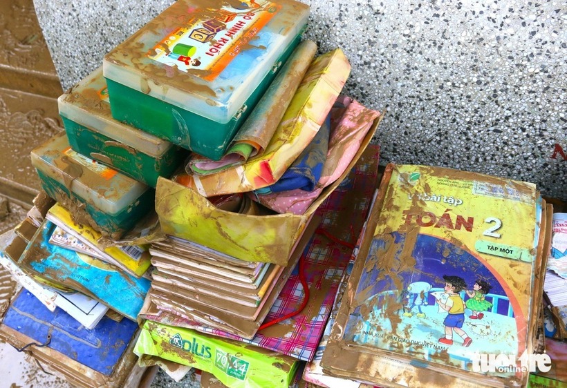 Sách vở, giáo án và đồ dùng học tập bị ướt nhẹp trong nước lũ. Ảnh: Báo Tuổi trẻ.