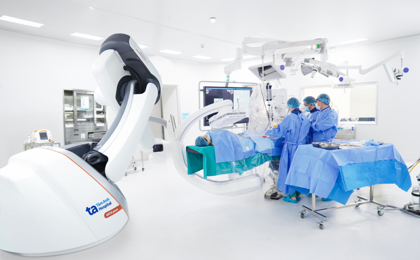 Hệ thống Bệnh viện Đa khoa Tâm Anh trang bị hệ thống Robot Artis Pheno chụp mạch hiện đại, hỗ trợ bác sĩ can thiệp mạch (như TACE) để tắc mạch nuôi u gan, giúp giữ lại nhiều mô gan lành. Ảnh: BVĐK Tâm Anh