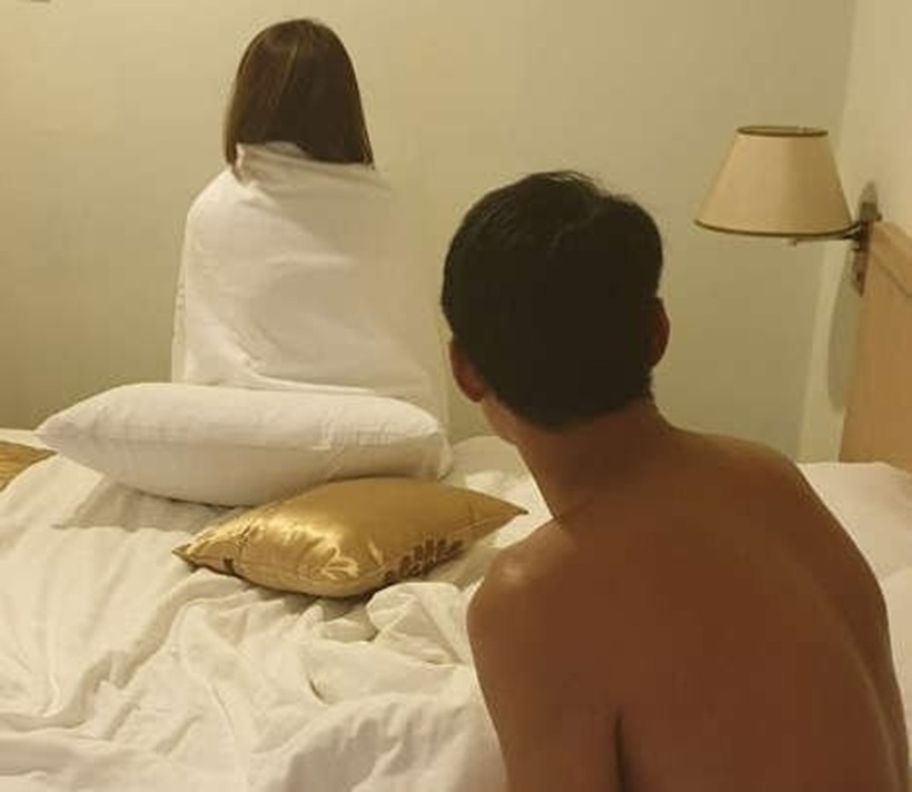 Cặp đôi bị bắt quả tang vui vẻ. Ảnh minh họa