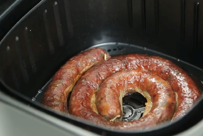 Sau khi dồi trường chín, bạn lấy ra và để nguội bớt, cắt thành từng khoanh vừa ăn.