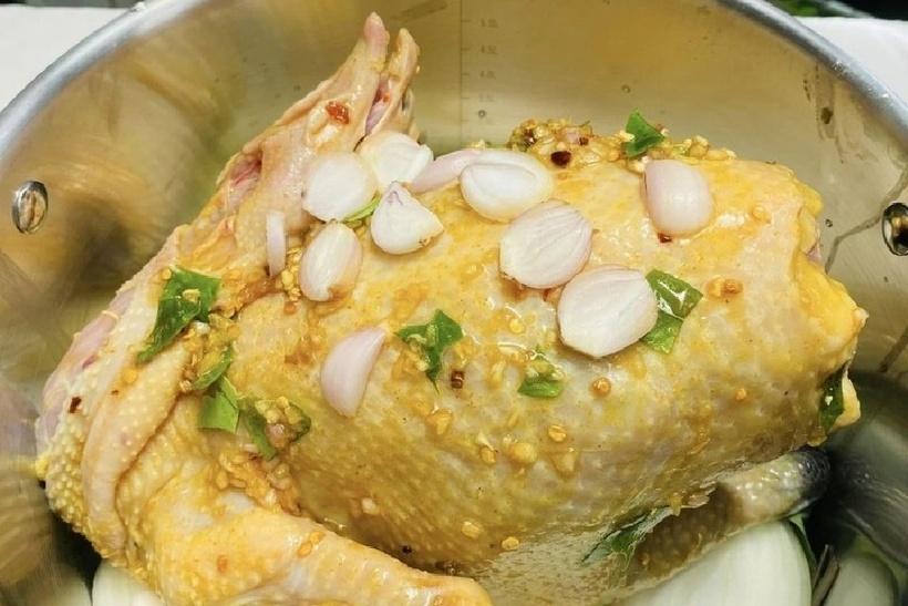 Gà làm sạch, chà xát chanh và muối hạt hoặc hỗn hợp rượu gừng giã dập khử mùi, rửa nhiều lần cho sạch, để ráo nước.