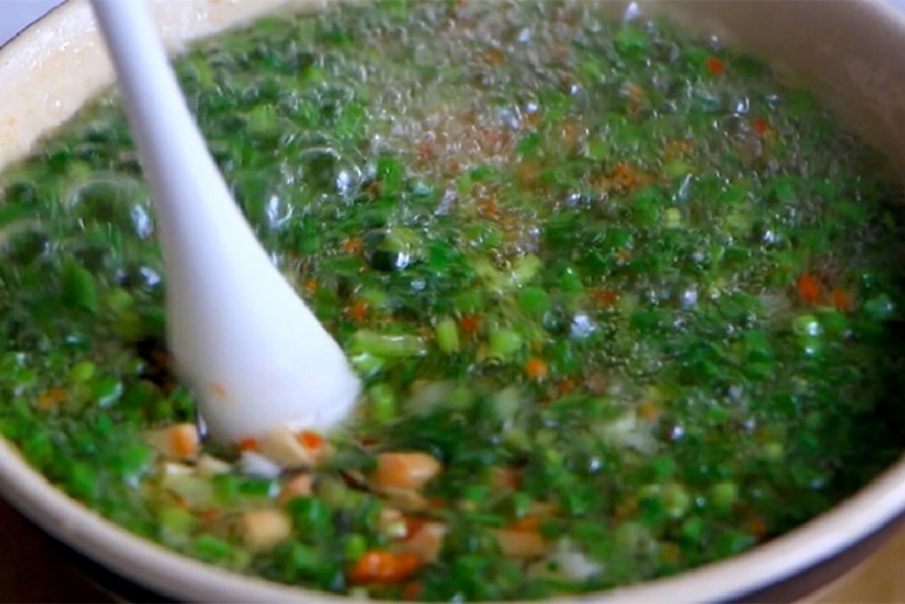 Sau khi đổ dầu sôi và khuấy đều hỗn hơn thì các bạn đã có một chén mỡ hành thơm ngon nức mũi.