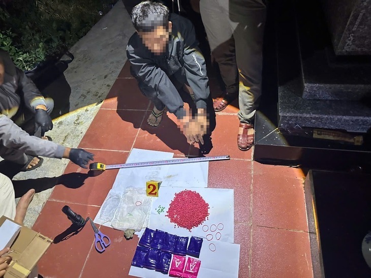 2 thanh niên mua số lượng lớn ma túy để dùng dần. (Ảnh: Công an xã Cồn Tiên)