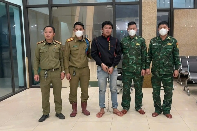 Công an Lào bàn giao đối tượng Tạ Văn Duyên cho Biên phòng cửa khẩu quốc tế La Lay. Ảnh: Biên phòng Quảng Trị/Lao động
