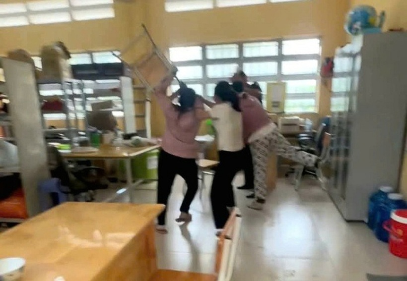 Phụ huynh vào trường hành hung thầy giáo nhắn tin với nữ sinh. Ảnh: Người lao động