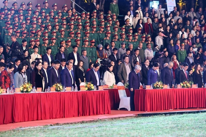 Thủ tướng Phạm Minh Chính và các đại biểu dành một phút mặc niệm các nạn nhân bị thiệt mạng trong mưa lũ tại miền Trung- Tây Nguyên - Ảnh: VGP/Nhật Bắc