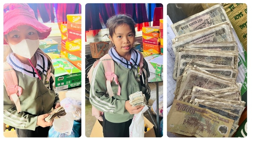 Hình ảnh Ngọc cầm trên tay xấp tiền lẻ, bẽn lẽn gửi ủng hộ bà con vùng lũ khiến nhiều người xúc động. Ảnh: Sức khỏe & Đời sống