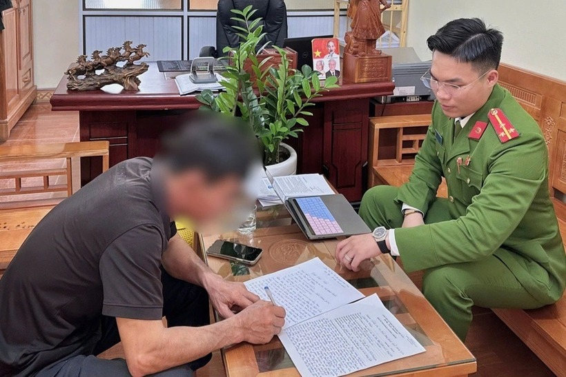 Công an xã Bắc Thái Ninh làm việc với ông V.T.B. (Ảnh: Công an tỉnh Hưng Yên).