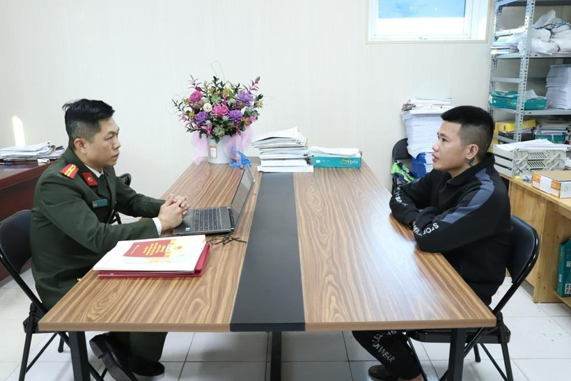 Cơ quan điều tra làm việc với đối tượng Nguyễn Văn Hai. (Ảnh: Công an tỉnh Hà Tĩnh)