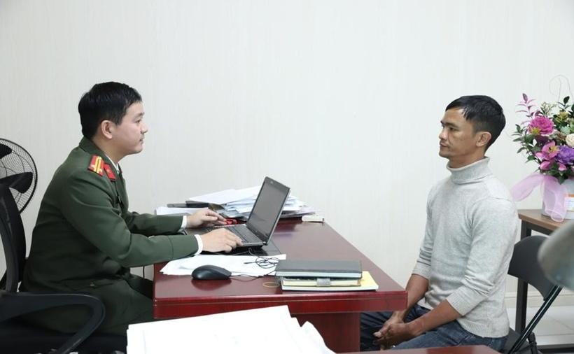 Cơ quan điều tra làm việc với đối tượng Nguyễn Văn Hạnh. (Ảnh: Công an tỉnh Hà Tĩnh)