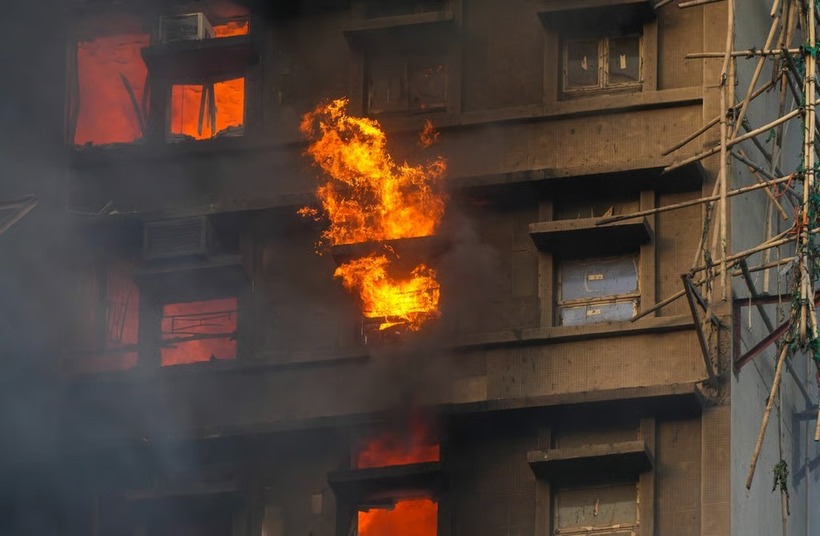 Cụm chung cư Wang Fuk Court, Tai Po, vẫn bốc cháy dữ dội suốt nhiều giờ. Ảnh: VnExpress