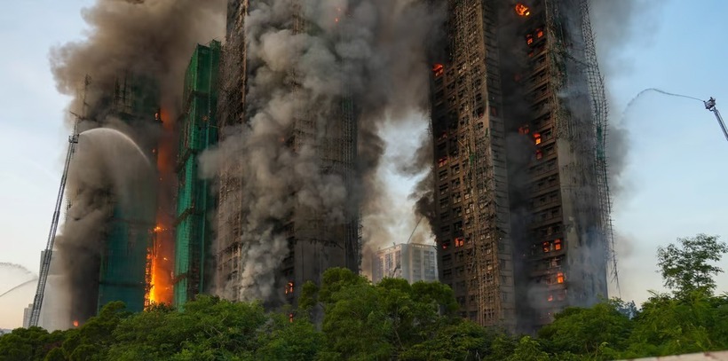 Lục lượng chức năng nỗ lực dập lửa tại hiện trường. Ảnh: VnExpress