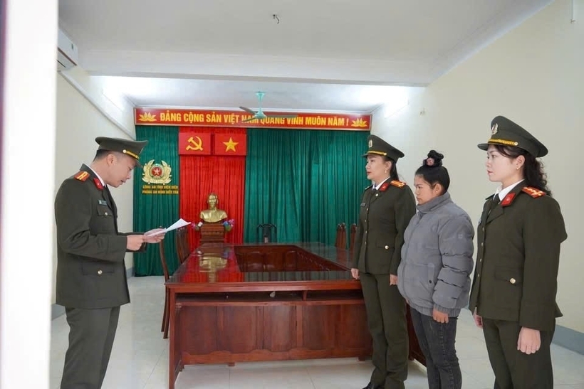 Cơ quan An ninh điều tra Công an tỉnh Điện Biên đọc Quyết định khởi tố bị can Vì Thị Tiện. Ảnh: Tiền phong