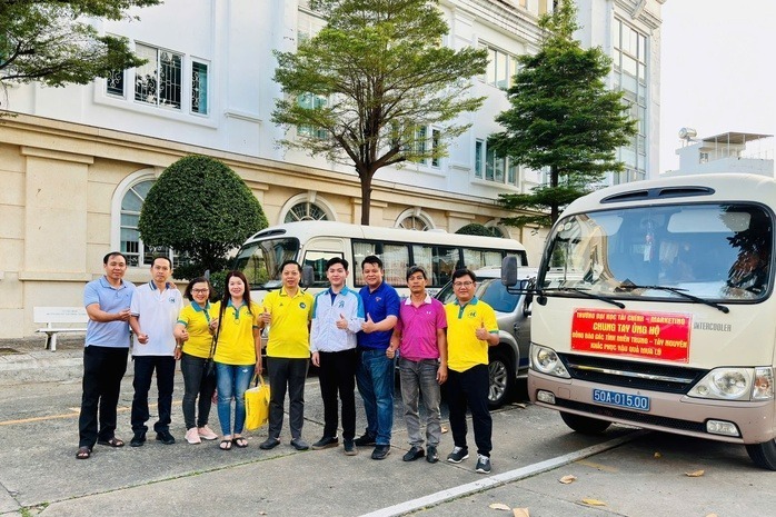 Trường ĐH Tài chính - Marketing trước giờ lên đường cứu trợ. Ảnh: NLĐ.