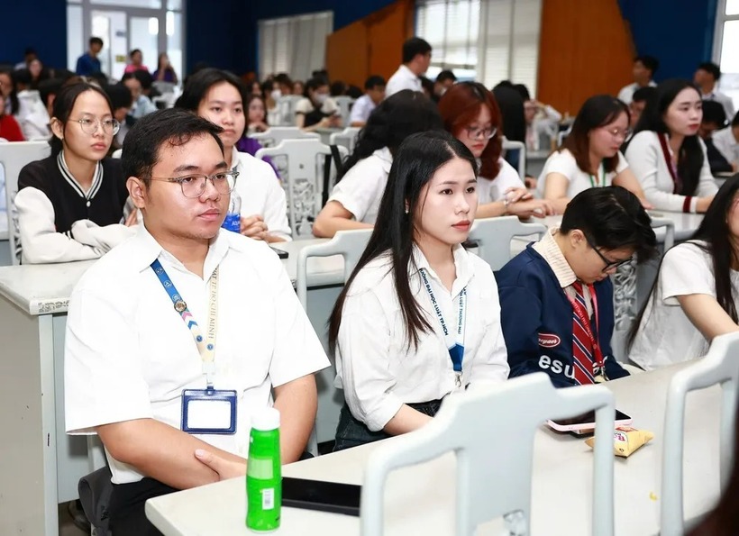 Sự hỗ trợ của Trường ĐH Luật TP.HCM nhằm kịp thời động viên, sẻ chia với sinh viên và gia đình, giúp họ vượt qua giai đoạn khó khăn, ổn định cuộc sống và tiếp tục học tập. Ảnh: PLO.