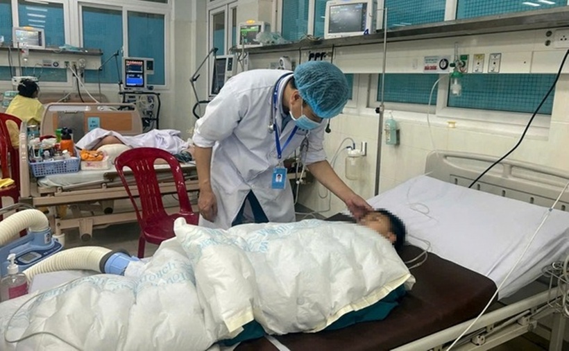 Bé trai được cứu sống đang được điều trị tại Bệnh viện Sản - Nhi tỉnh Quảng Ngãi. (Ảnh: Thanh niên)