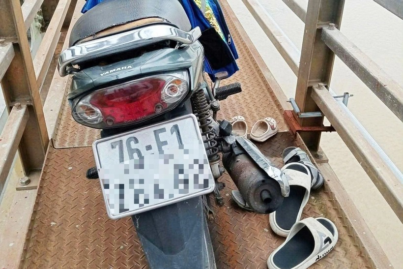 Xe máy, dép của người đàn ông và các cháu bé được bỏ lại trên cầu Trường Xuân. (Ảnh: Dân trí)