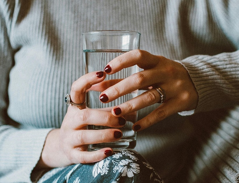 Uống nước đều đặn, nhất quán.