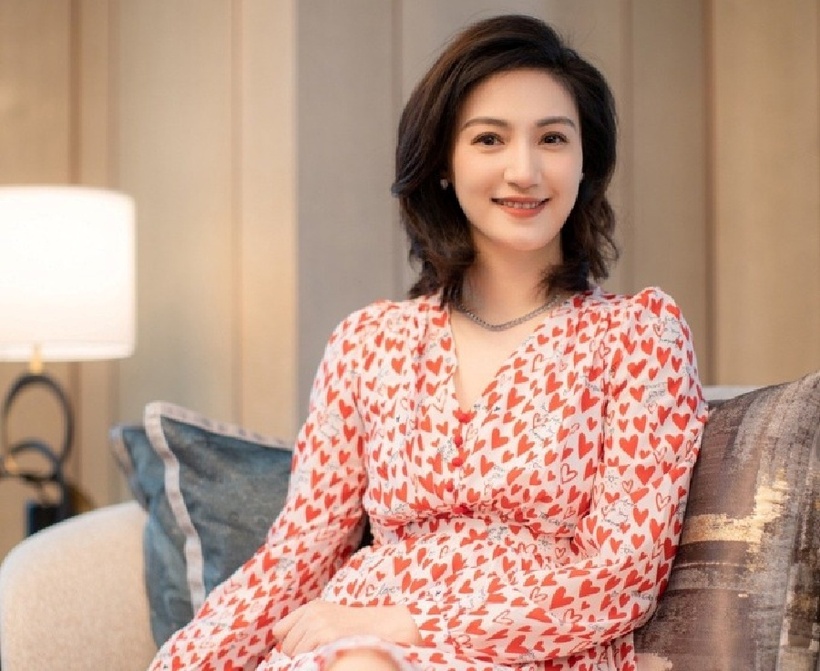 Liang Yi là người dẫn chương trình đầu tiên trong lịch sử truyền hình Trung Quốc tác nghiệp trên xe lăn. Ảnh: Weibo.