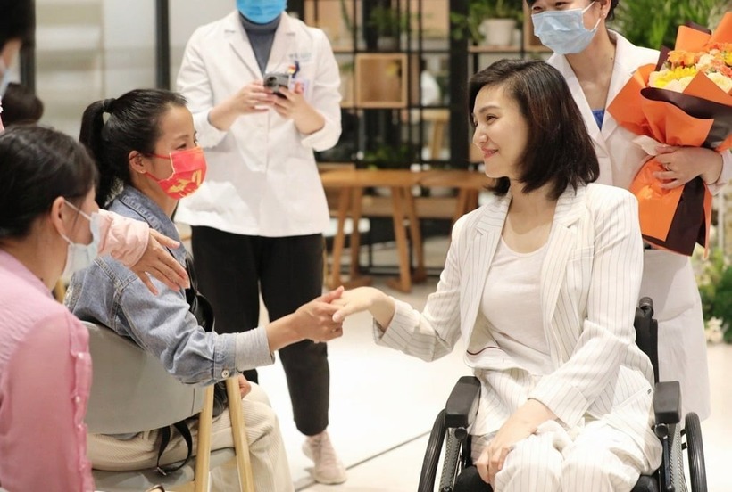 Công chúng Trung Quốc ưu ái gọi cô là "thiên thần mỉm cười" hay "phượng hoàng xe lăn". Ảnh: SCMP.
