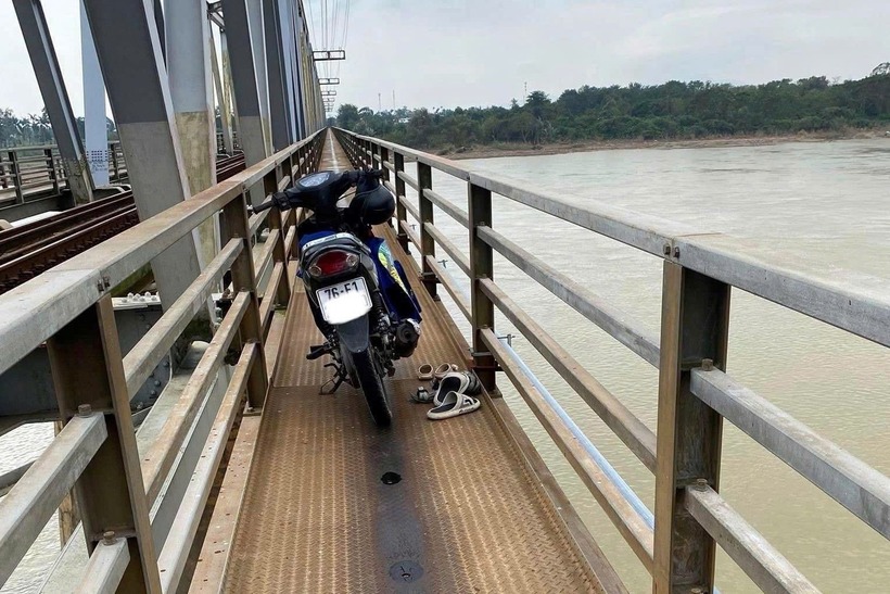 Xe máy, dép, mũ bảo hiểm để trên cầu đường sắt Trường Xuân. Ảnh: VietNamNet