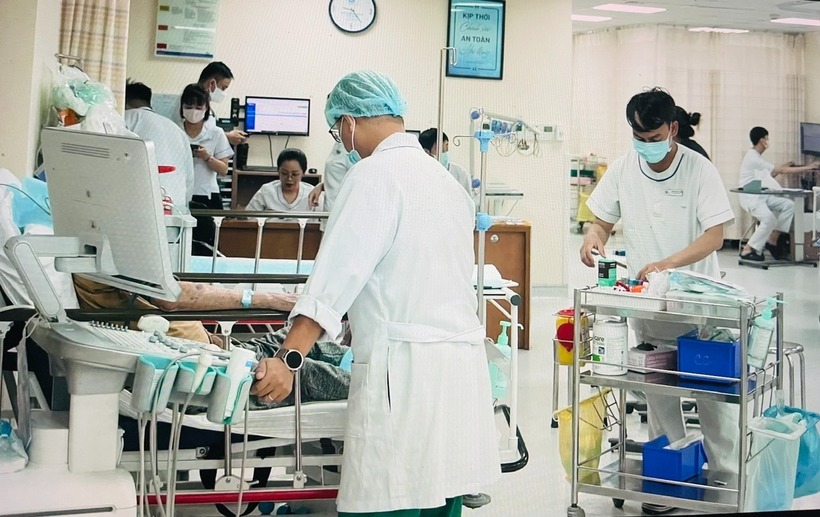 Người dân nhập viện sau khi ăn bánh mì. Ảnh: Thanh niên