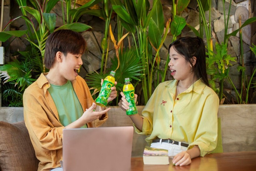 Giữa ban công nhỏ và bầu không khí mát lành, tinh thần cũng được “reset” với chai Trà Xanh Không Độ để bắt đầu công việc theo cách hứng khởi nhất.