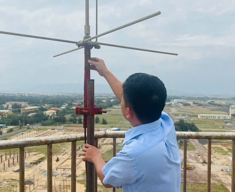 Cán bộ, công nhân viên Đài KSKL Tuy Hoà chằng néo lại anten, cáp tín hiệu, thiết bị kỹ thuật khuân viên.