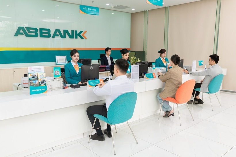 ABBANK kiên định theo đuổi triết lý “lấy khách hàng làm trọng tâm”, liên tục cải tiến quy trình, nâng cao chất lượng dịch vụ, đồng hành cùng doanh nghiệp thông qua các gói tín dụng ưu đãi, chương trình hỗ trợ thương mại quốc tế và ưu đãi phí giao dịch