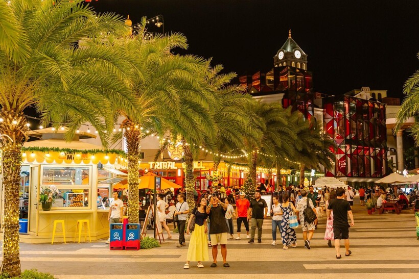 Dòng người nô nức đón Giáng sinh sớm tại Phú Quốc