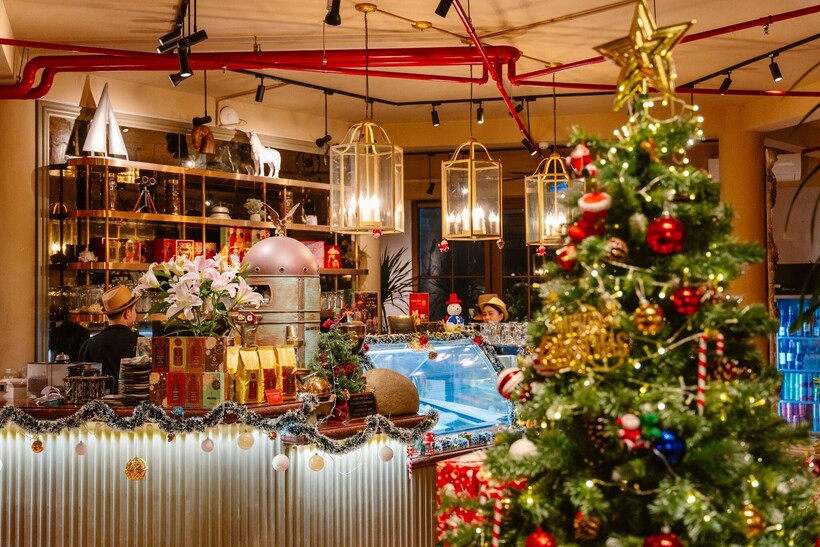 Các cửa tiệm Sunset Bazaar ngập tràn ánh đèn và sắc màu Giáng Sinh