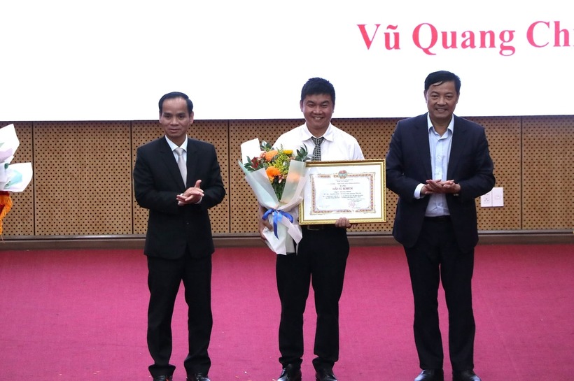 Anh Vũ Quang Chính được tằn bằng khen điển hình tiên tiến. Ảnh: Dân Việt
